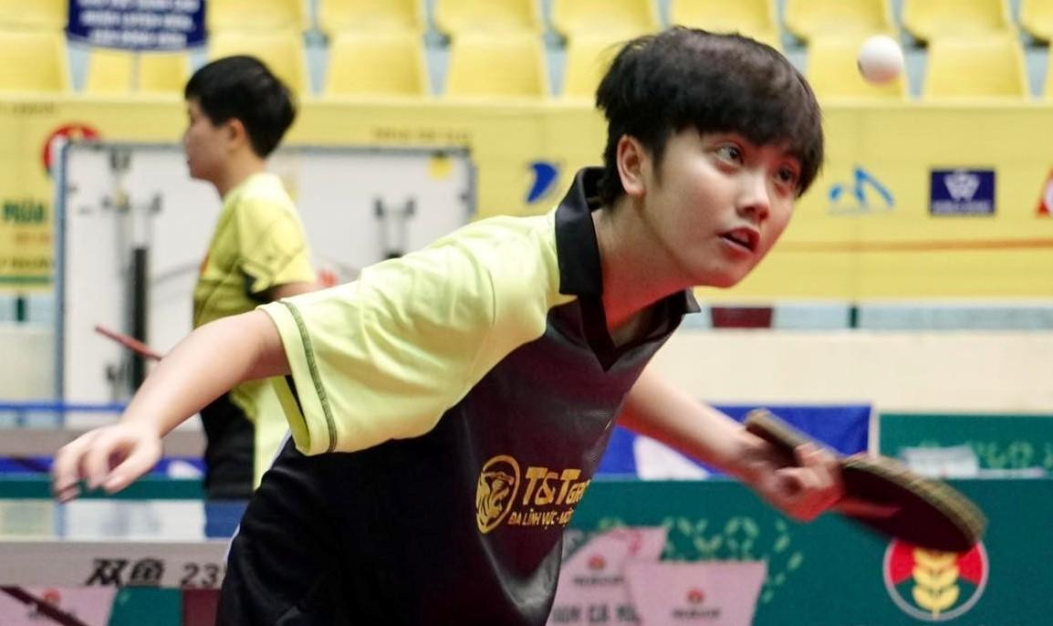 Trần Mai Ngọc không chỉ giật phải "như vận động viên nam" mà cô còn có những quả giao bóng rất hiểm hóc. Trần Mai Ngọc không chỉ giật phải "như vận động viên nam" mà cô còn có những quả giao bóng rất hiểm hóc.