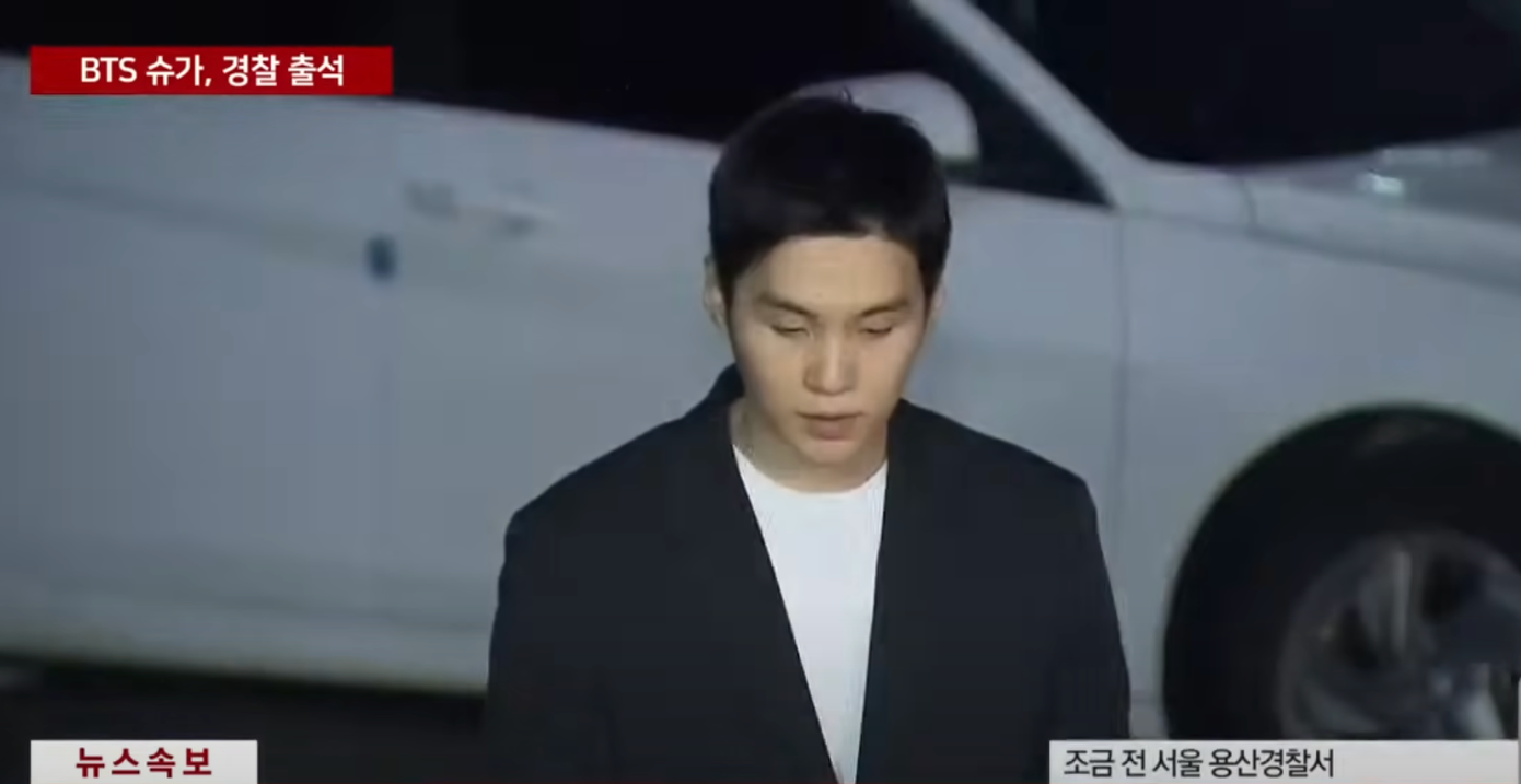 Suga xin lỗi trước khi bắt đầu cuộc thẩm vấn với cảnh sát. Suga xin lỗi trước khi bắt đầu cuộc thẩm vấn với cảnh sát.