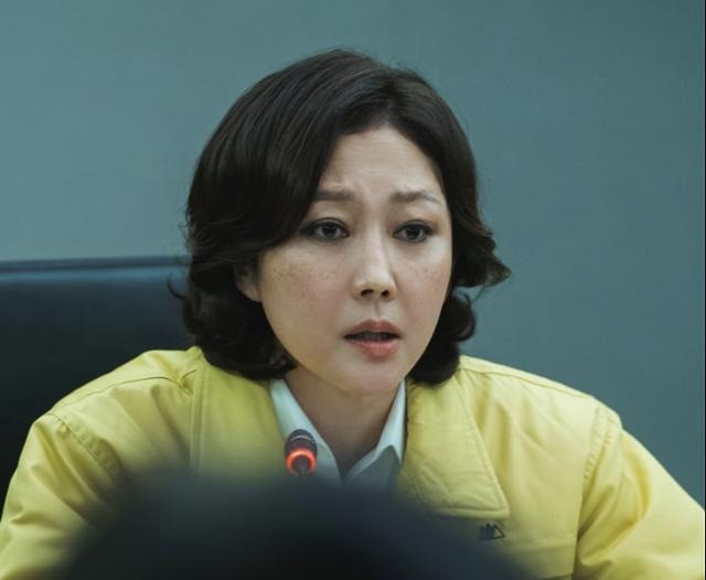 Yum Jung Ah vào vai thị trưởng trong bộ phim truyền hình No Way Out: The Roulette. Yum Jung Ah vào vai thị trưởng trong bộ phim truyền hình No Way Out: The Roulette.