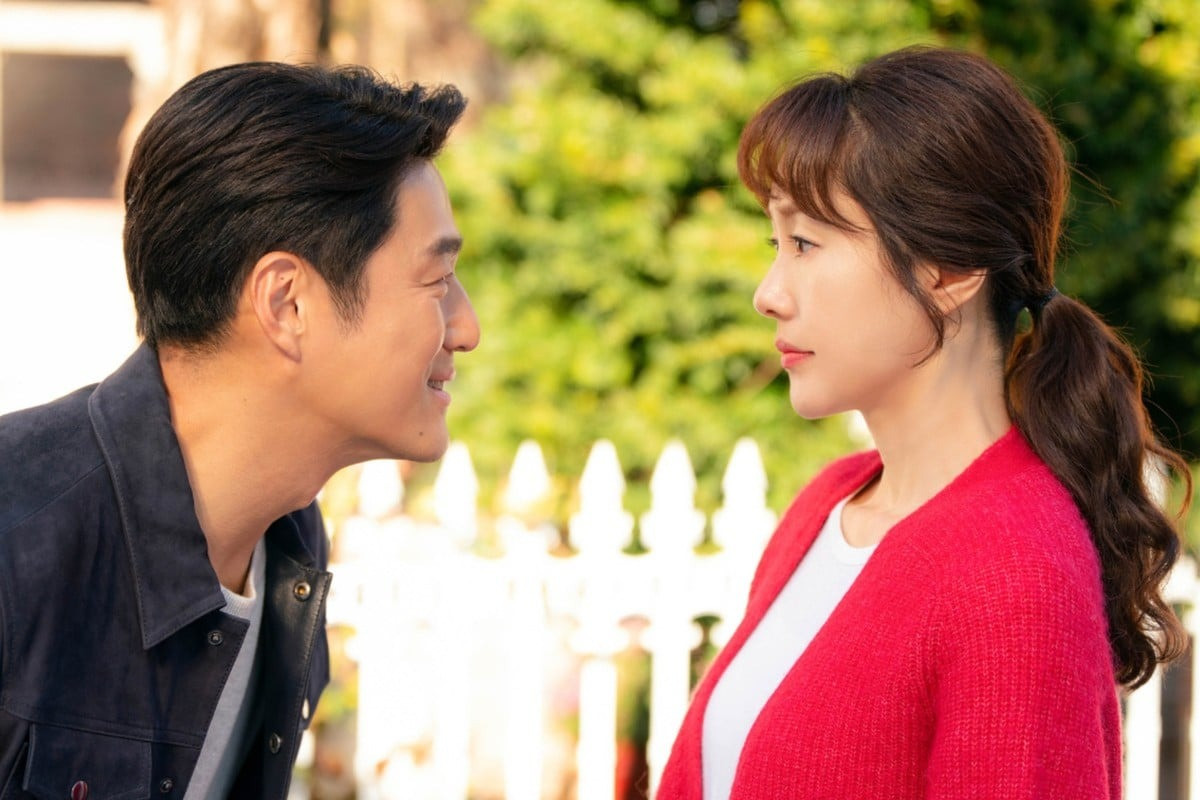 Kim Ji Soo và Ji Jin Hee đóng vai chính trong Romance in the House. Kim Ji Soo và Ji Jin Hee đóng vai chính trong Romance in the House.