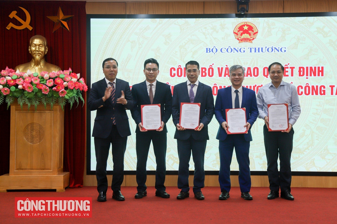 Thứ trưởng Nguyễn Hoàng Long trao quyết định cho các cán bộ. Ảnh: Tạp chí Công thương. Thứ trưởng Nguyễn Hoàng Long trao quyết định cho các cán bộ. Ảnh: Tạp chí Công thương.