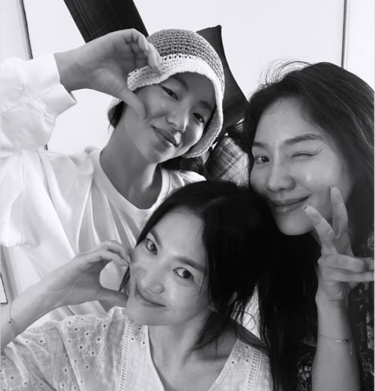 Ngày 25/8, Song Hye Kyo, Jeon Yeo Been và Choi Hee Seo chia sẻ hình ảnh về buổi hẹn hò 3 người lên mạng xã hội.