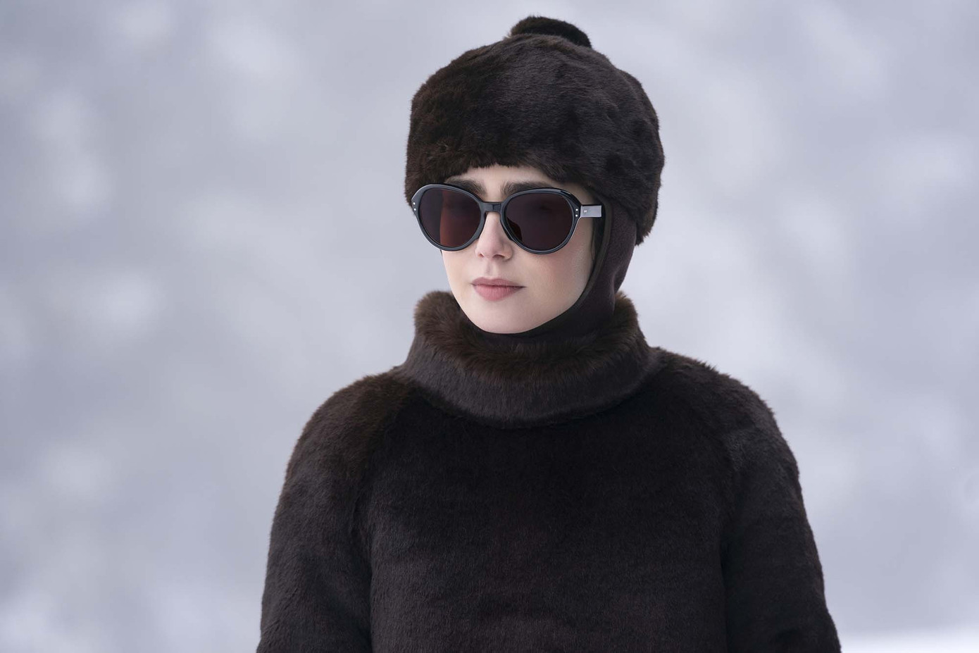 Thời trang là thế mạnh trong Emily In Paris nhưng bị The Guardian đánh giá là đầu tư quá mức mà bỏ bê bối cảnh phim. Ảnh: Netflix.