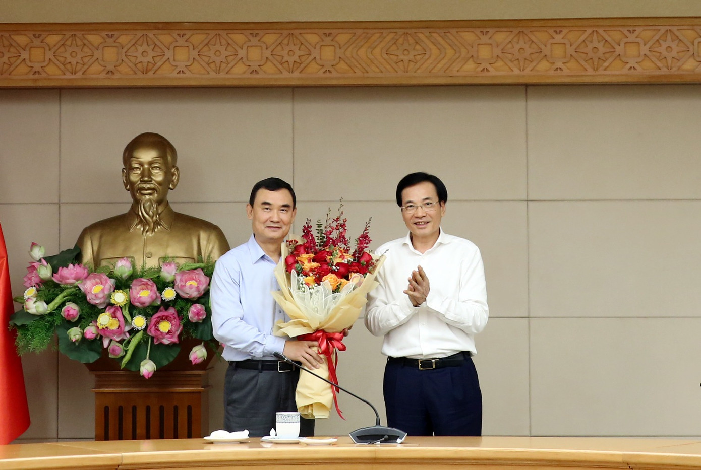 Bộ trưởng, Chủ nhiệm VPCP Trần Văn Sơn trao Quyết định và tặng hoa chúc mừng nguyên Phó Chủ nhiệm Nguyễn Xuân Thành đã hoàn thành xuất sắc nhiệm vụ. Ảnh: VGP.