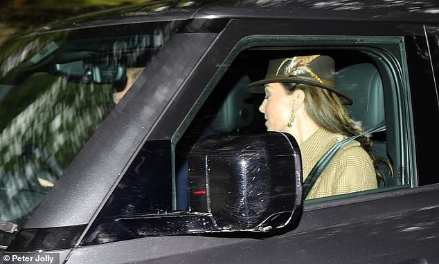 Công nương Kate gây chú ý khi lộ diện tại nơi công cộng. Ảnh: Peter Joly.