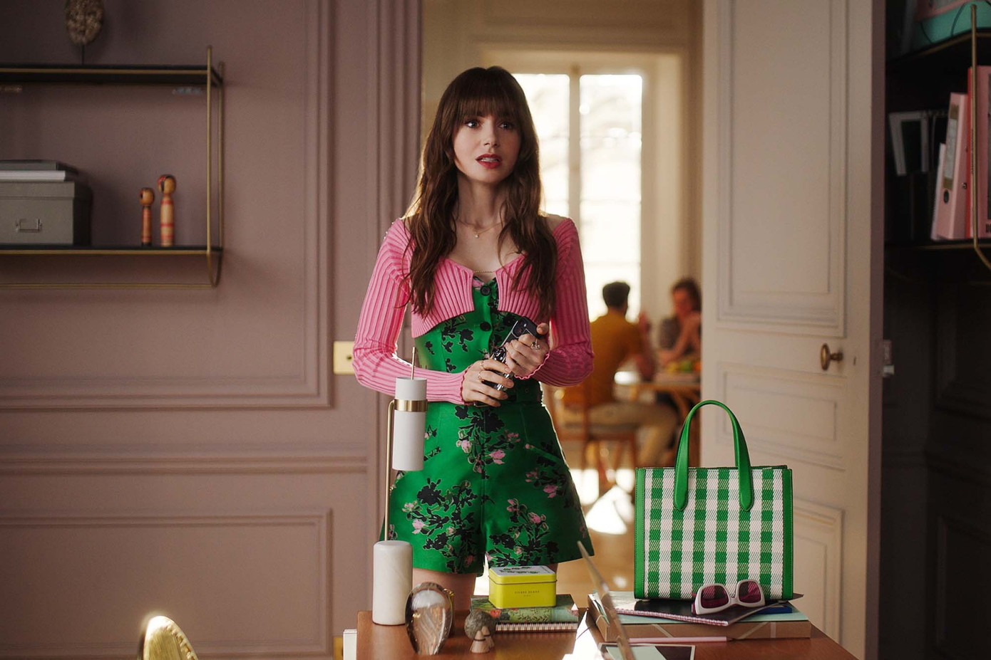 Thời trang là thế mạnh trong Emily In Paris nhưng bị The Guardian đánh giá là đầu tư quá mức mà bỏ bê bối cảnh phim. Ảnh: Netflix.