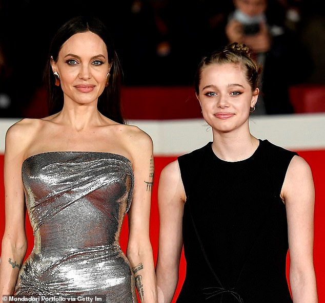 Shiloh đang sống cùng mẹ nhưng đã đủ tuổi để tự quyết định mọi việc theo ý mình. Ảnh: Getty Images. Shiloh đang sống cùng mẹ nhưng đã đủ tuổi để tự quyết định mọi việc theo ý mình. Ảnh: Getty Images.