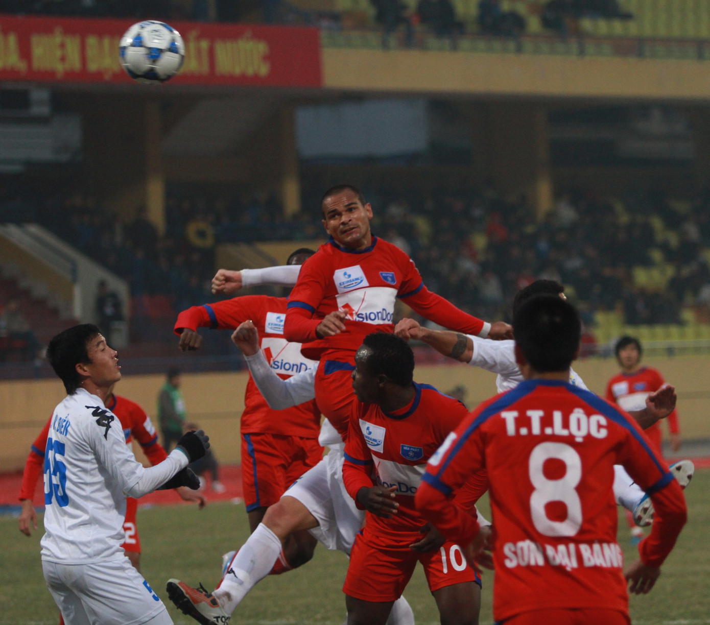 Một pha không chiến của cầu thủ hai đội. Ảnh: Trung Dũng