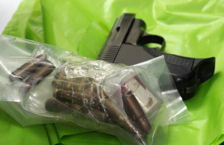 47 viên đạn và một trong 6 khẩu súng công an thu giữ tại nhà Hà