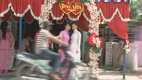 Nhanh như cắt, hắn giật đi sợi dây chuyền. Nhanh như cắt, hắn giật đi sợi dây chuyền