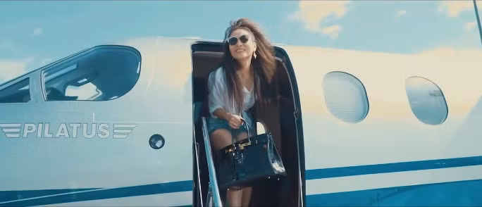 Thu Minh khoe siêu xe, biệt thự và phi cơ đắt đỏ trong MV mới ảnh 5