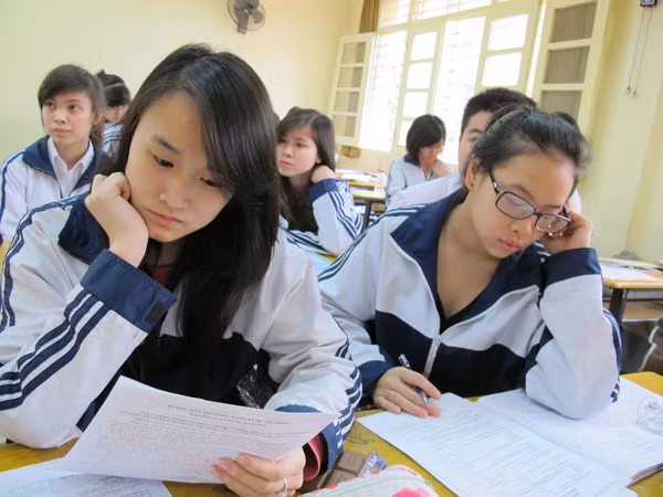 Những học sinh lớp 12 trong trắng như thế này sẽ hiểu như thế nào về sự dối trá và trung thực khi việc đó đang diễn ra trong chính ngành GD?