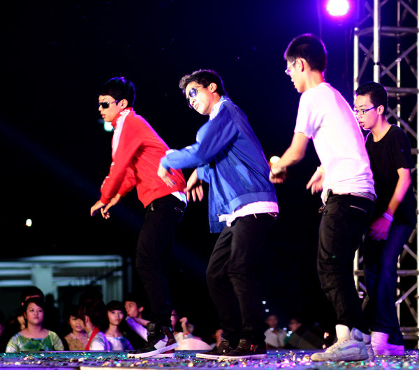 Còn những chàng trai khói Tin lại mang đến dí dỏm trong những động tác của hip-hop