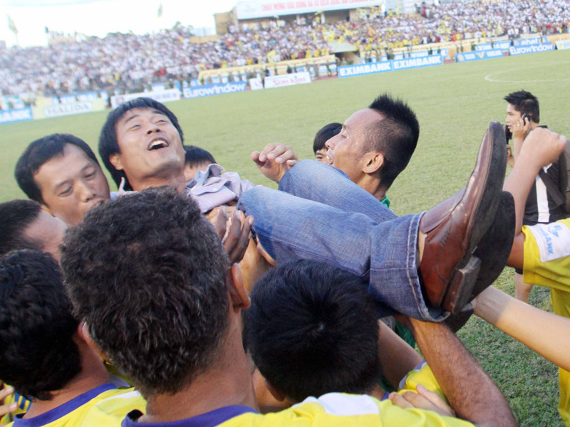 HLV Hữu Thắng mong lại được các học trò tung lên sau trận Siêu Cup, như ông từng được tận hưởng tại V-League