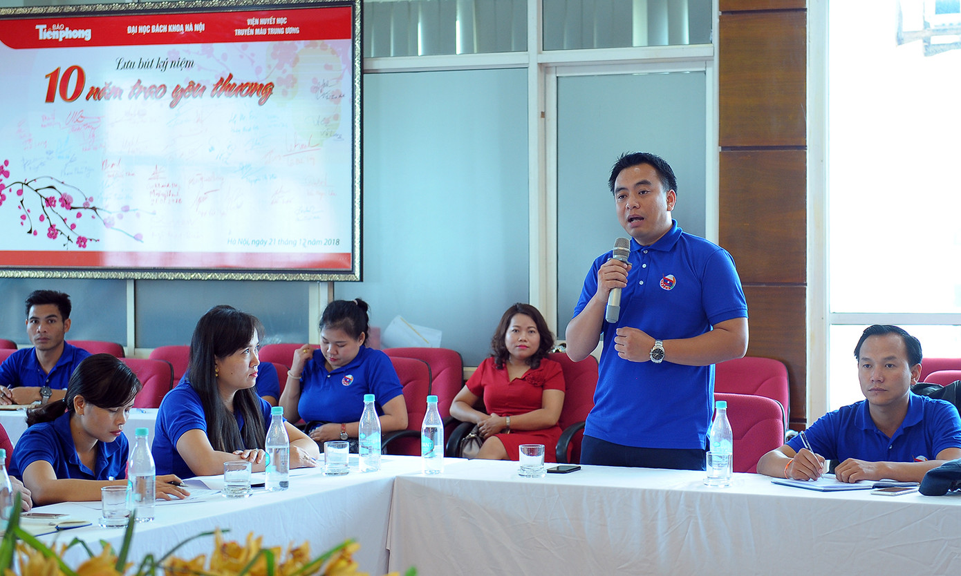 Đoàn thanh niên Lào ấn tượng với Chủ nhật Đỏ báo Tiền Phong ảnh 6