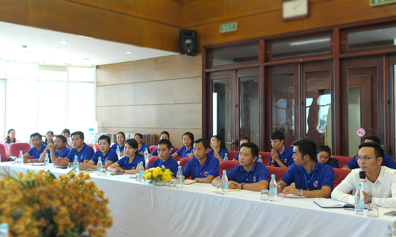 Đoàn thanh niên Lào ấn tượng với Chủ nhật Đỏ báo Tiền Phong ảnh 5