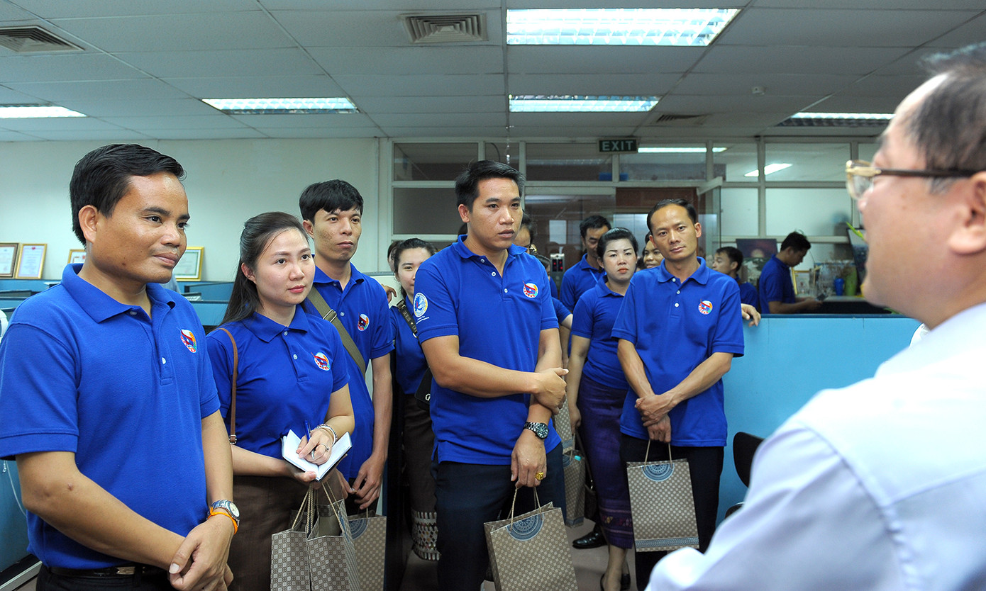 Đoàn thanh niên Lào ấn tượng với Chủ nhật Đỏ báo Tiền Phong ảnh 12