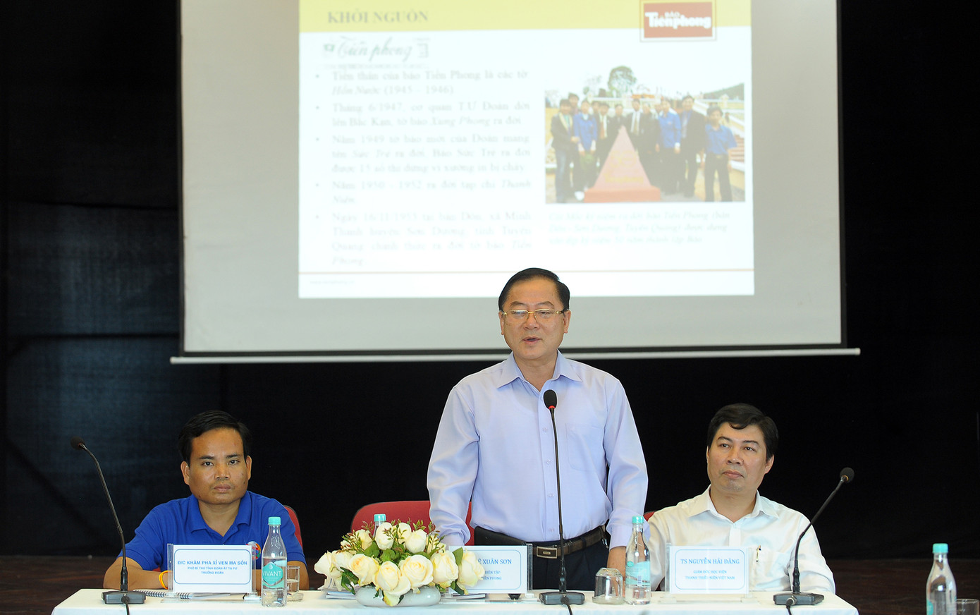 Đoàn thanh niên Lào ấn tượng với Chủ nhật Đỏ báo Tiền Phong ảnh 4