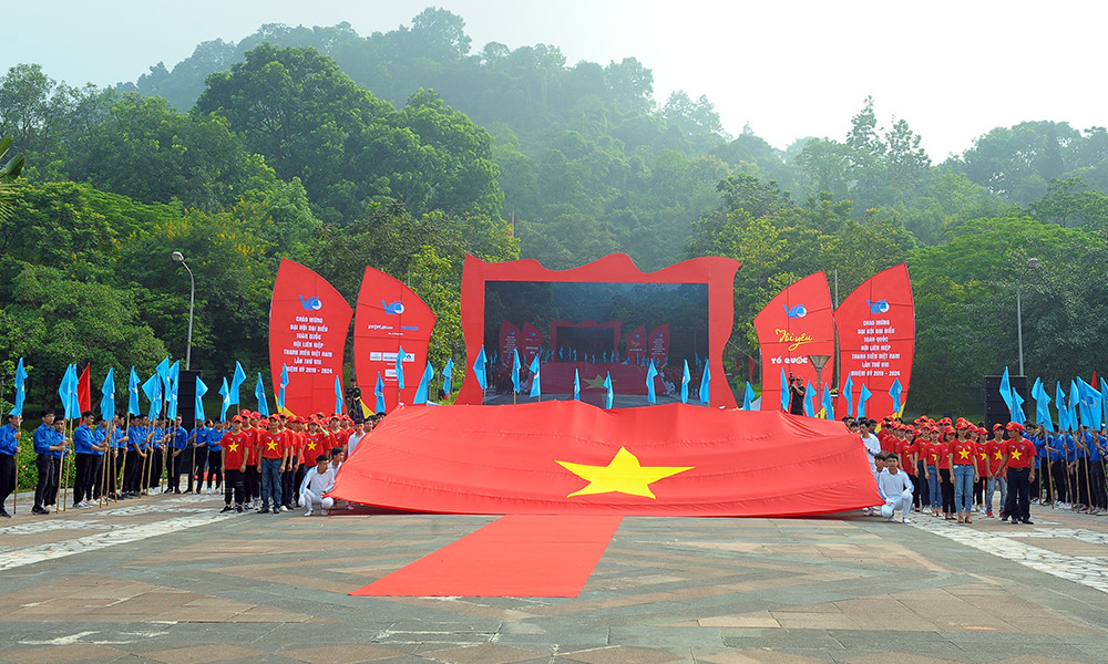 Hành trình 'Tôi yêu Tổ quốc tôi' lấy lửa từ núi thiêng Nghĩa Lĩnh ảnh 6