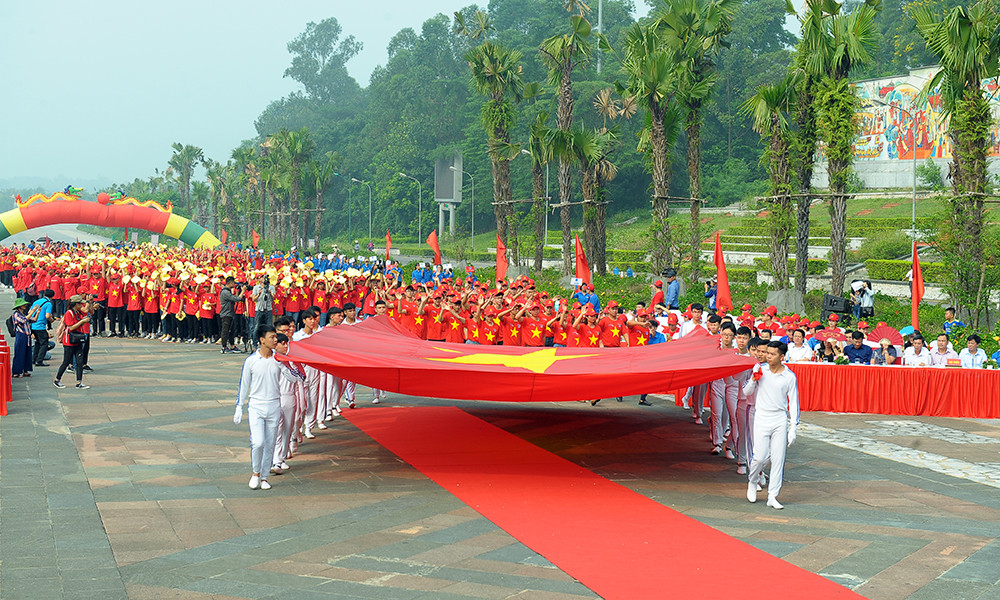 Hành trình 'Tôi yêu Tổ quốc tôi' lấy lửa từ núi thiêng Nghĩa Lĩnh ảnh 5