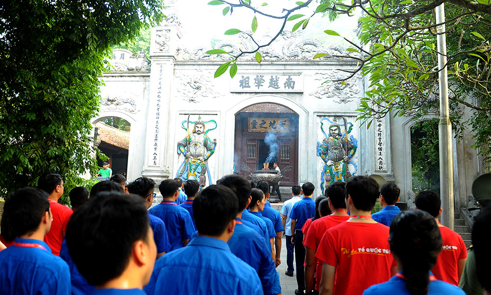 Hành trình 'Tôi yêu Tổ quốc tôi' lấy lửa từ núi thiêng Nghĩa Lĩnh ảnh 1