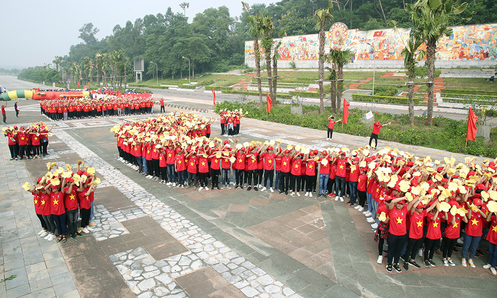 Hành trình 'Tôi yêu Tổ quốc tôi' lấy lửa từ núi thiêng Nghĩa Lĩnh ảnh 9