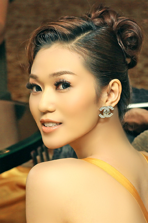 Khánh My diện váy vàng rực rợ đi dự tiệc