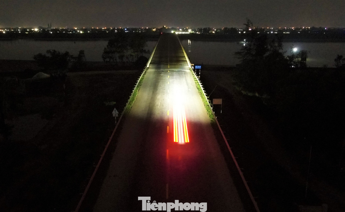 Lượng phương tiện qua lại cầu mỗi ngày rất lớn song cầu không có đèn chiếu sáng mặt cầu nên khá nguy hiểm vào ban đêm.