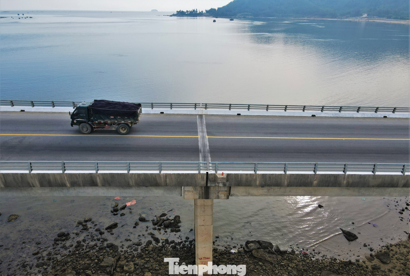 "Không có đèn chiếu sáng, buổi tối người đi bộ hay xe thô sơ qua cầu đều bất an, lo lắng", bà Thanh (58 tuổi, xã Cẩm Nhượng) cho hay.