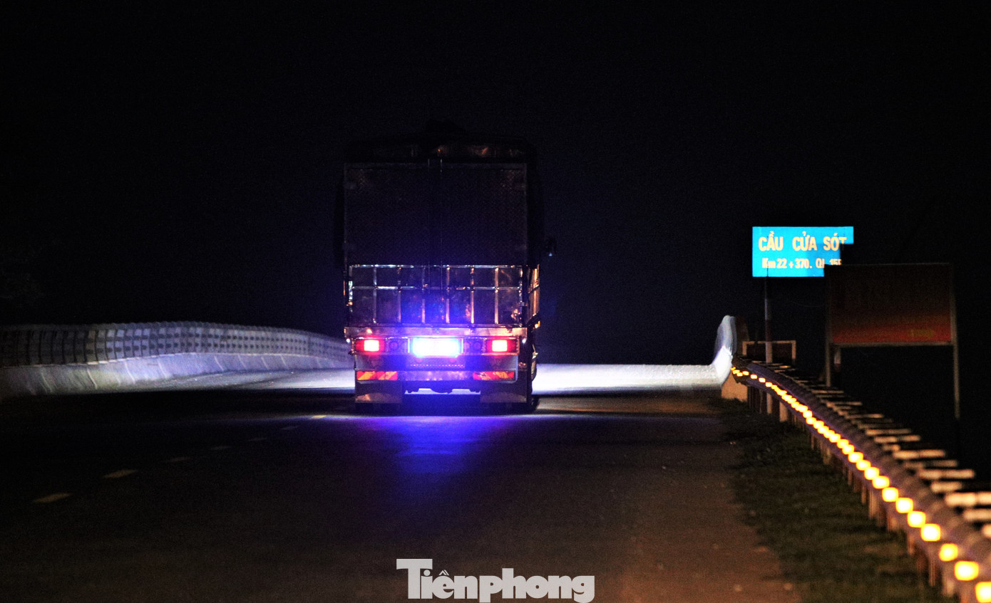 13 năm qua, cây cầu này không được lắp đặt hệ thống đèn chiếu sáng. Các phương tiện giao thông lưu thông qua cầu phải đi chậm quan sát, sử dụng hệ thống đèn hợp lý để phòng tránh nguy cơ tai nạn.