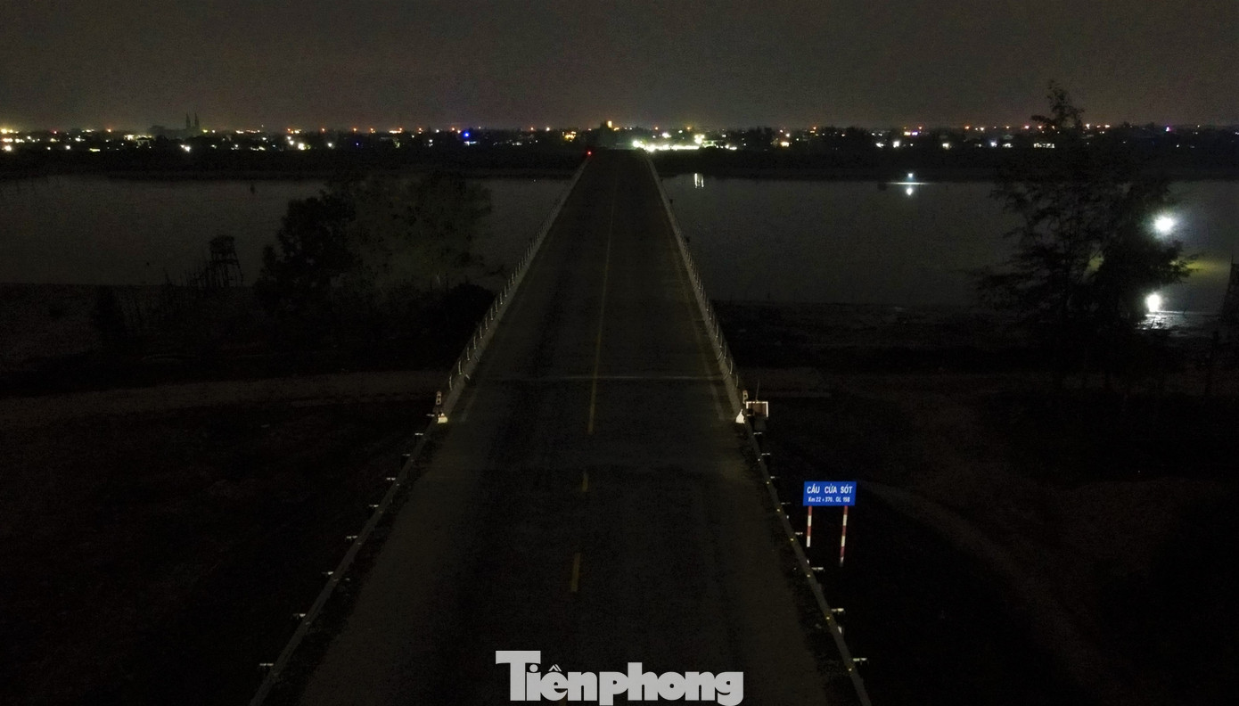 Ông Trương Bá Khanh - Chủ tịch UBND xã Hộ Độ (huyện Lộc Hà) cho biết: "Cầu không có đèn chiếu sáng đã ảnh hưởng đến quá trình di chuyển của các tài xế. Một số vụ va chạm giao thông đã xảy ra gần khu vực đường dẫn lên cầu, địa phương rất mong cầu có thêm hệ thống đèn chiếu sáng để việc đi lại an toàn hơn".