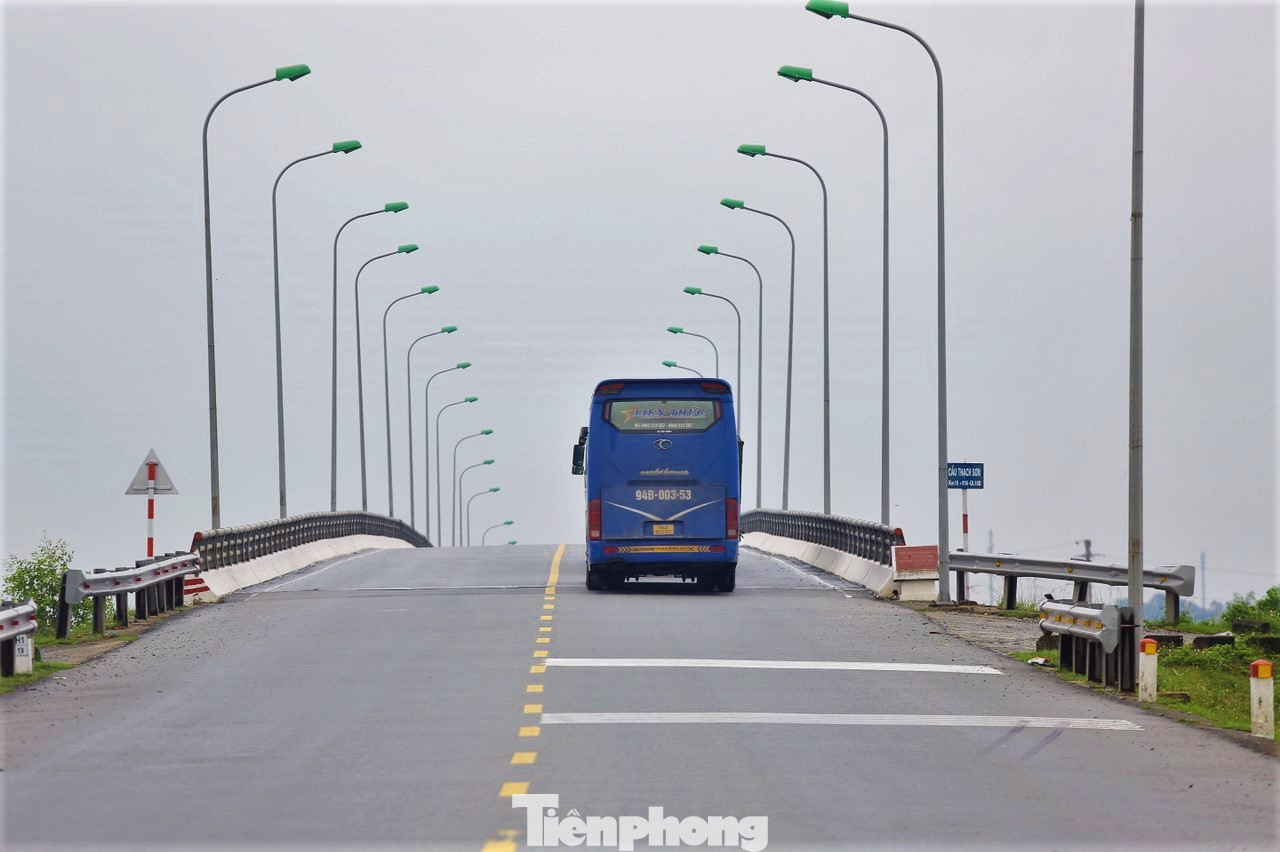 Cầu được lắp lắt hệ thống đèn chiếu sáng, thế nhưng thời gian qua hệ thống này không hoạt động.