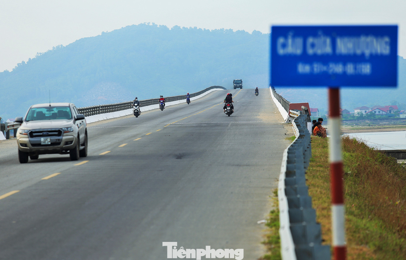 Khi hoàn thành, đưa vào sử dụng, cầu Cửa Nhượng giúp kết nối giao thông, liên kết các vùng và là điểm nhấn trong quần thể khu du lịch biển Thiên Cầm. Tuy nhiên, 9 năm qua, cầu vẫn chưa được lắp đặt hệ thống đèn chiếu sáng. Việc này đã ảnh hưởng tới người dân và phương tiện mỗi khi lưu thông qua cầu vào buổi tối.