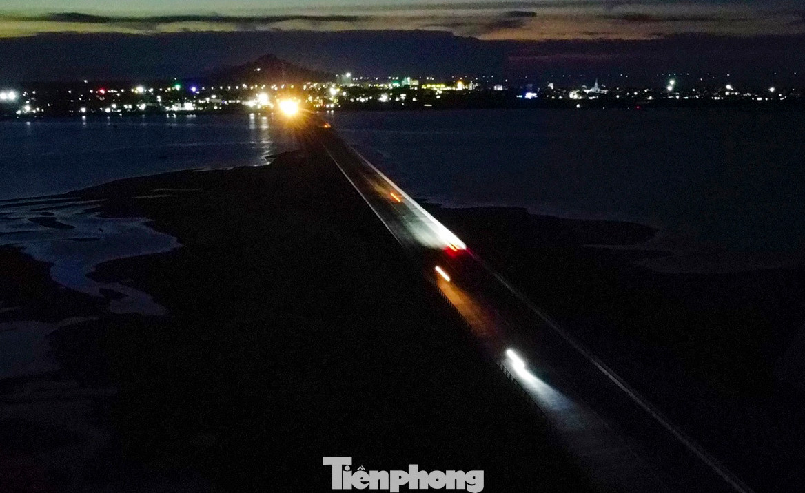 Về đêm, cây cầu trăm tỷ chìm trong bóng tối, chỉ xuất hiện vệt ánh đèn các phương tiện qua lại. UBND huyện Cẩm Xuyên từng có văn bản trình UBND tỉnh Hà Tĩnh đề xuất lắp đặt hệ thống đèn chiếu sáng trên cầu Cửa Nhượng để đảm bảo an toàn giao thông và lưu thông của người dân. Tuy nhiên, việc này chưa được thực hiện do kinh phí chưa phân bổ.