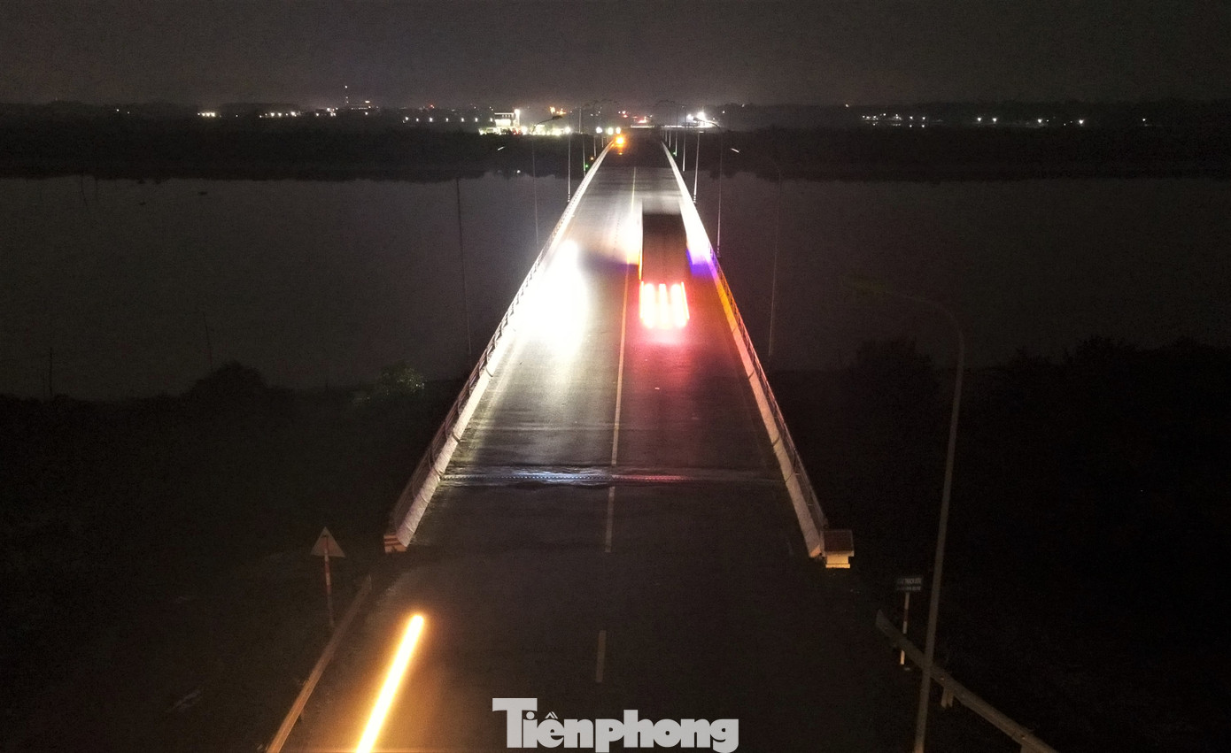 Buổi tối không có đèn chiếu sáng khiến các tài xế rất lo lắng, phải cho xe đi chậm để tránh va chạm.