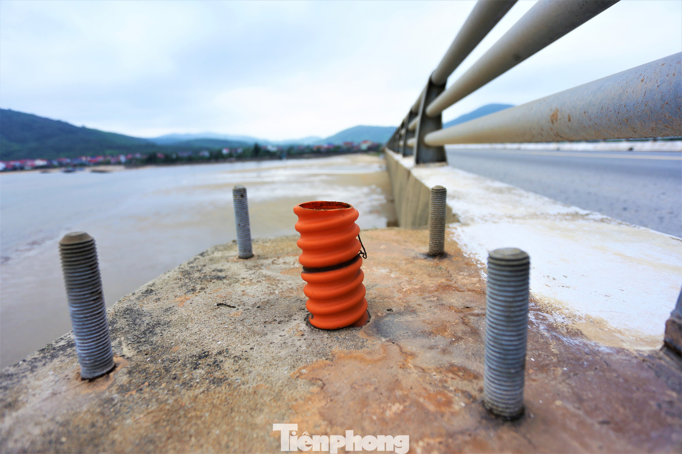 Hai bên cầu được thi công sẵn phần đế dựng cột điện chiếu sáng song đến nay hạng mục này chưa được triển khai.