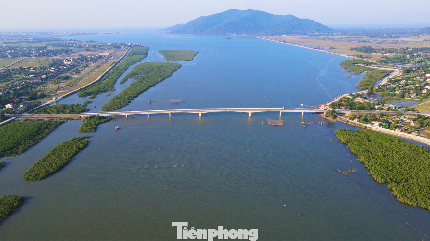 Cầu Cửa Sót bắc qua sông Hạ Hoàng, nối hai xã Hộ Độ (huyện Lộc Hà) với xã Đỉnh Bàn (huyện Thạch Hà), hơn 10 năm qua cũng rơi vào tình cảnh tương tự vì không có hệ thống đèn chiếu sáng.