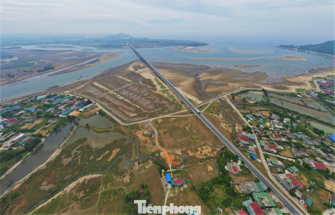 Cầu Cửa Nhượng bắc qua cửa biển Cửa Nhượng, nối liền 2 xã Cẩm Nhượng - Cẩm Lĩnh, huyện Cẩm Xuyên (tỉnh Hà Tĩnh). Cầu nằm trên tuyến đường ven biển Xuân Hội - Thạch Khê - Vũng Áng.