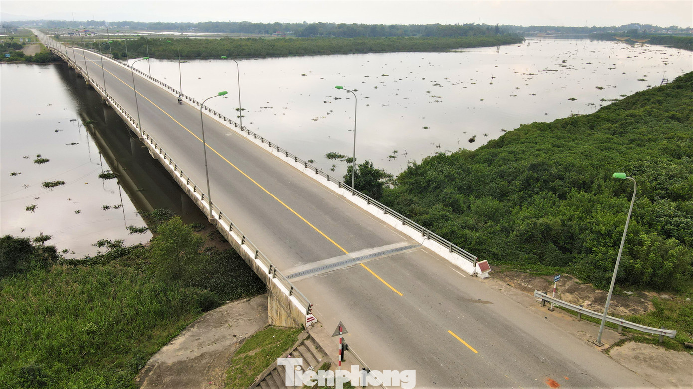 Cầu Thạch Sơn bắc qua sông Nghèn có chiều dài 320m, nối 2 xã Thạch Sơn (huyện Thạch Hà) và Hộ Độ (huyện Lộc Hà). Cầu được khởi công vào cuối tháng 6/2008 với nguồn vốn đầu tư 63,7 tỷ đồng, đưa vào hoạt động vào năm 2010.