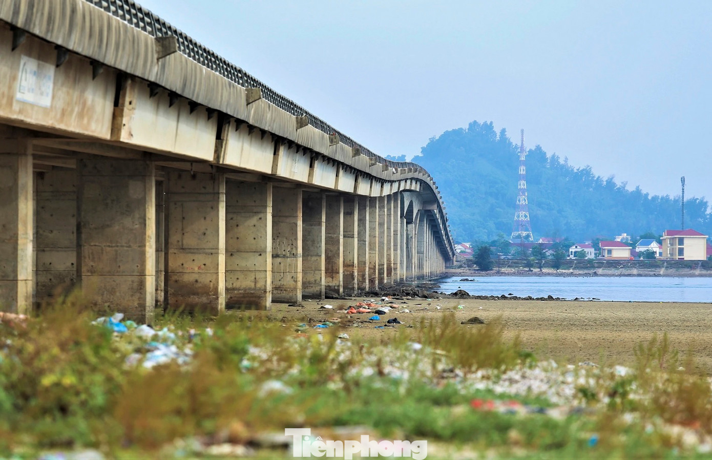 Cầu được thiết kế vĩnh cửu, gồm 3 nhịp chính có kết cấu dầm hộp bê tông cốt thép dự ứng lực đúc hẫng liên tục và 29 nhịp dầm dài 40m.