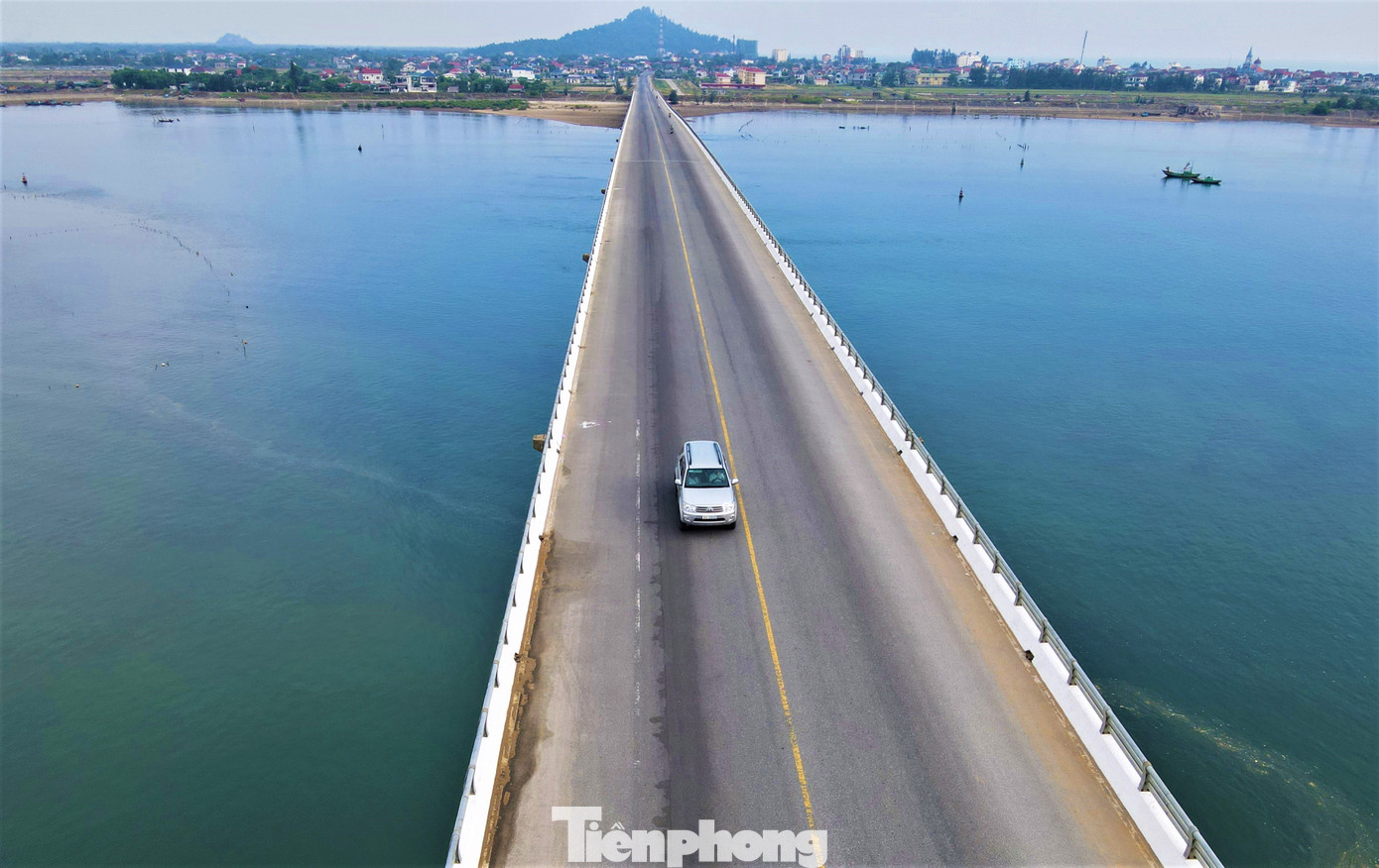 Công trình có chiều dài hơn 1,3km, mặt cầu rộng 14m. Sở Giao thông Vận tải Hà Tĩnh làm chủ đầu tư với tổng mức đầu tư gần 500 tỷ đồng. Tháng 4/2010 cầu khởi công xây dựng và hoàn thành, đưa vào sử dụng từ tháng 5/2014.