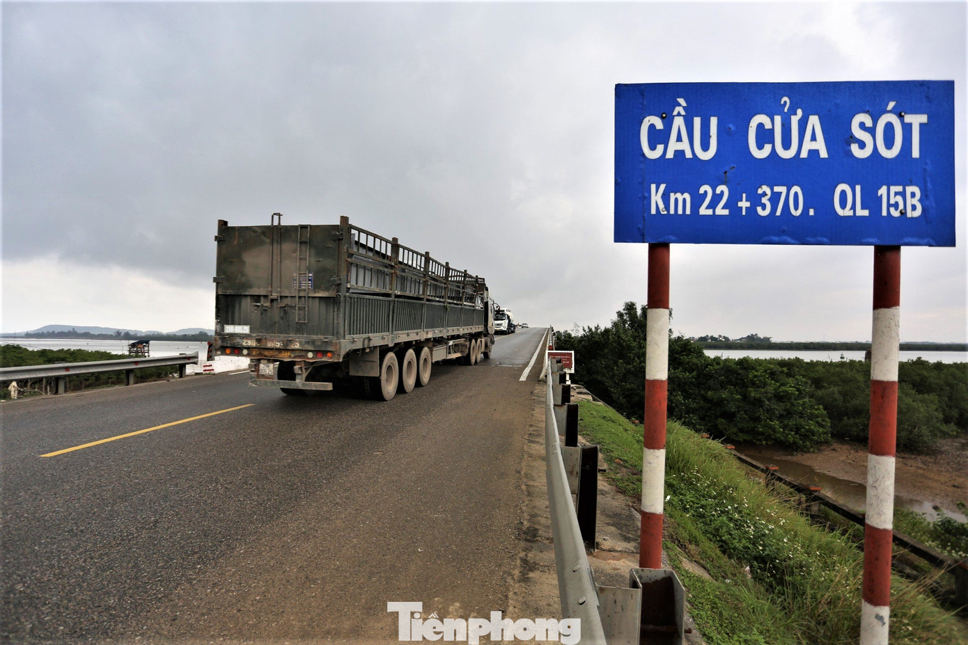 Cầu Cửa Sót là công trình kết nối trong dự án đường nối quốc lộ 1 với mỏ sắt Thạch Khê (huyện Thạch Hà) với tổng mức đầu tư hơn 120 tỷ đồng. Cầu dài 488m, rộng 12m, nhịp giữa sông dài 90m, do Sở Giao thông Vận tải Hà Tĩnh làm chủ đầu tư. Tháng 10/2008, công trình được khởi công và hoàn thiện, đưa vào sử dụng từ cuối năm 2010.