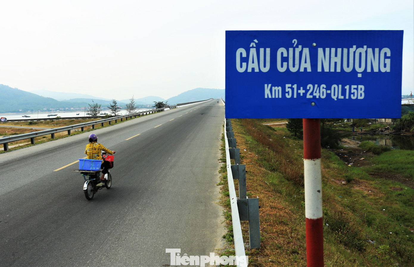 Cầu được thiết kế vĩnh cửu, gồm 3 nhịp chính có kết cấu dầm hộp bê tông cốt thép dự ứng lực đúc hẫng liên tục và 29 nhịp dầm dài 40m.