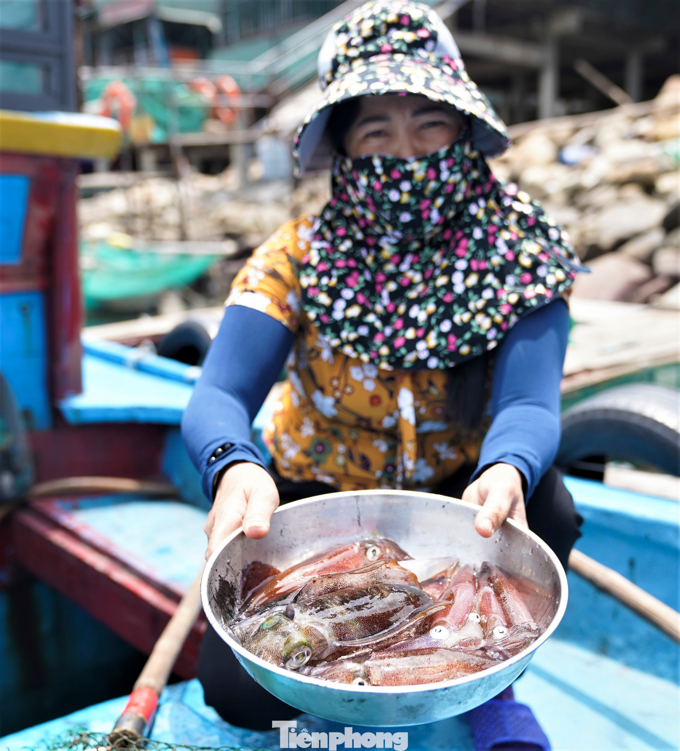 Mặc dù giá mực Vũng Áng hiện nay khá cao, dao động từ 650.000 - 800.000 đồng/kg. Ngày lễ có lúc giá lên hơn 1,2 triệu đồng/kg nhưng món ăn đặc sản này lại thu hút khách, có lúc không đủ mực để bán.