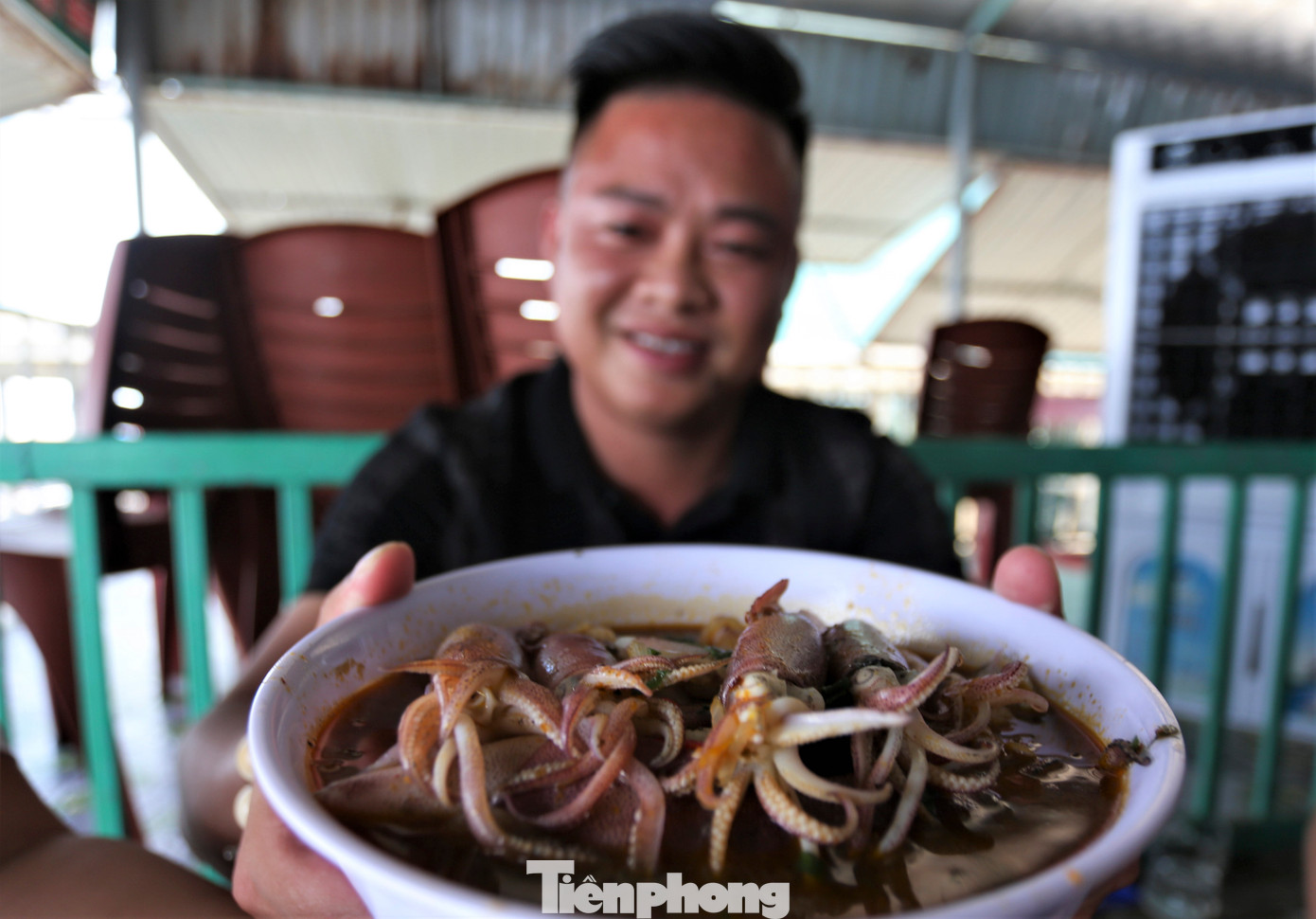 Lãnh đạo UBND xã Kỳ Lợi nói rằng Khu ẩm thực mực nháy Vũng Áng đã trở thành điểm đến quen thuộc của du khách. Vào mùa, mỗi ngày tại khu vực này đón hàng trăm lượt khách đến thưởng thức đặc sản này, đông nhất vào cuối tuần, ngày lễ.