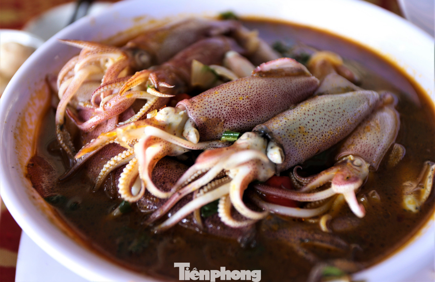 Một món đặc biệt khác mà không phải ai cũng biết đến là mực kho nước cá. Với những gia vị riêng biệt, đầu bếp chế biến món ăn cực hấp dẫn.