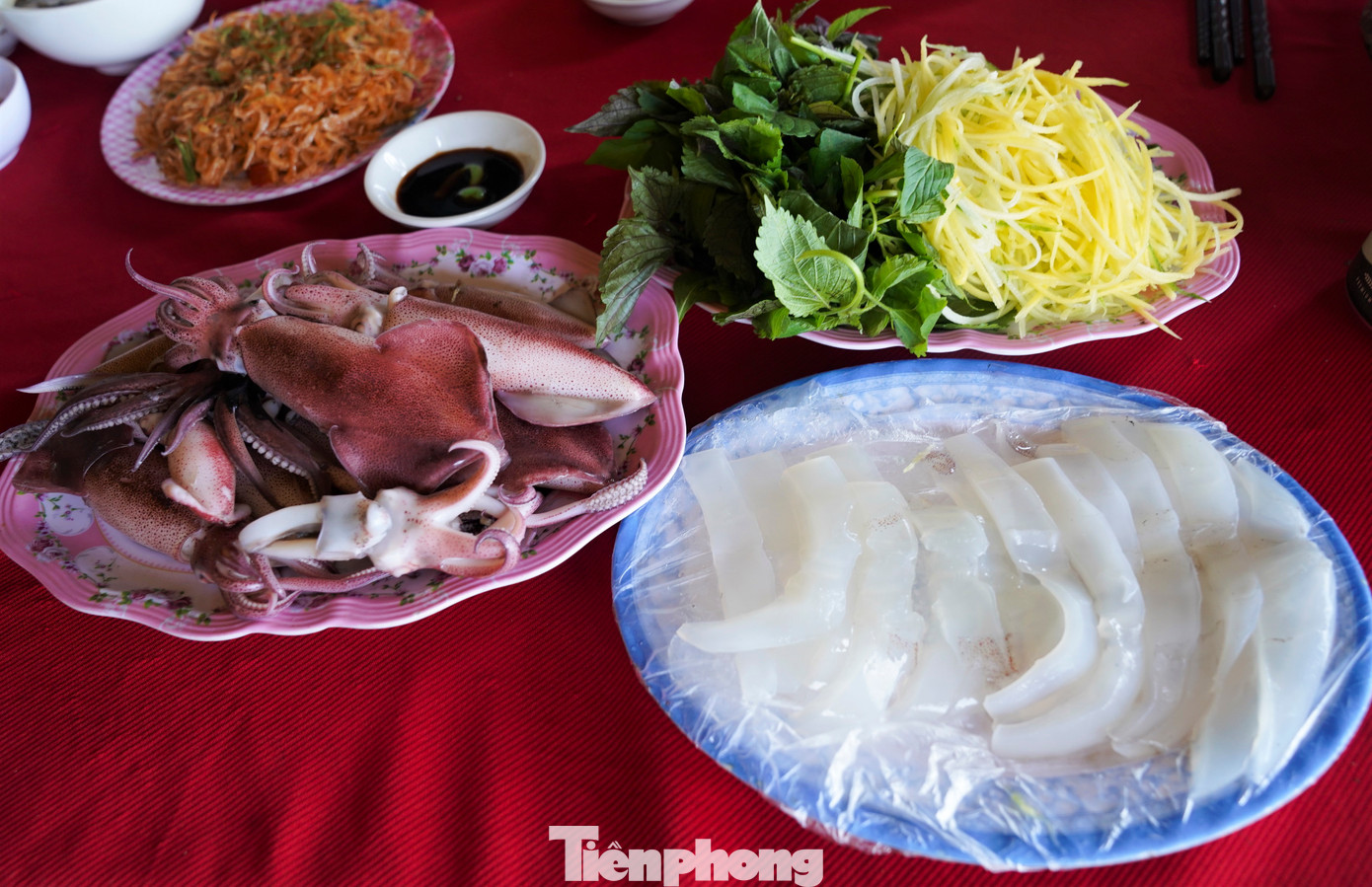 Mực nháy được chế biến chủ yếu 2 món là hấp và gỏi. Gia vị không thể thiếu khi ăn là mù tạt hoặc nước mắm gừng, kẹp lá lốt.