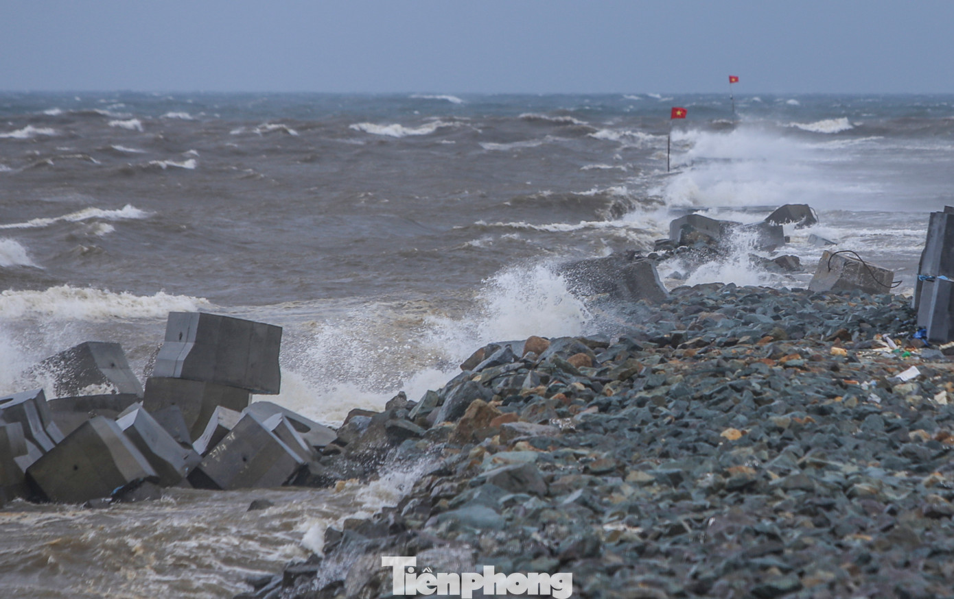 Sóng to, gió giật mạnh ở các bờ biển Hà Tĩnh. Ảnh: Phạm Trường.