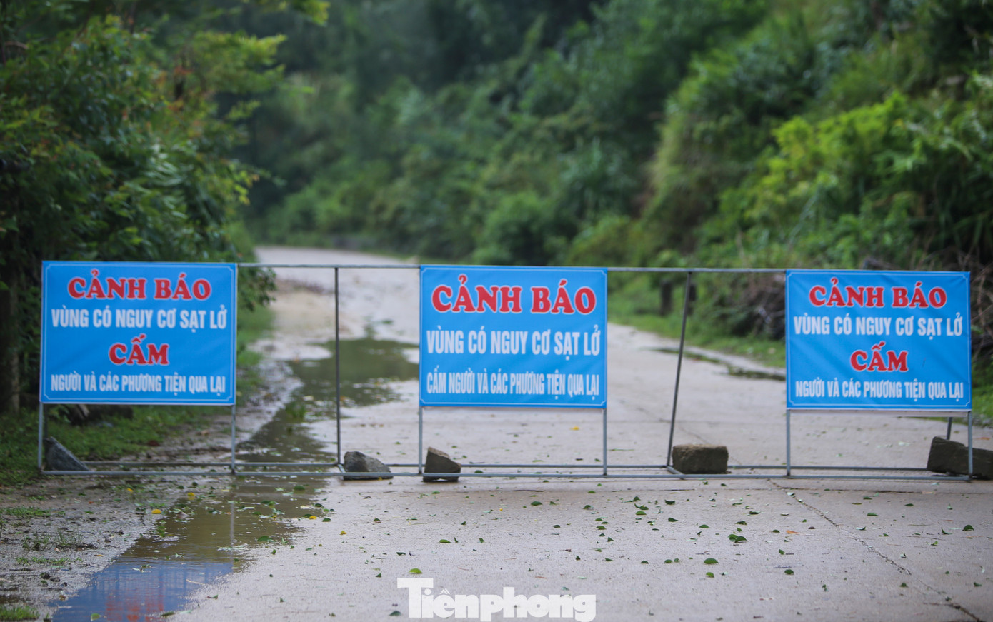 Cấm người và phương tiện qua lại ở các vị trí có nguy cơ sạt lở.