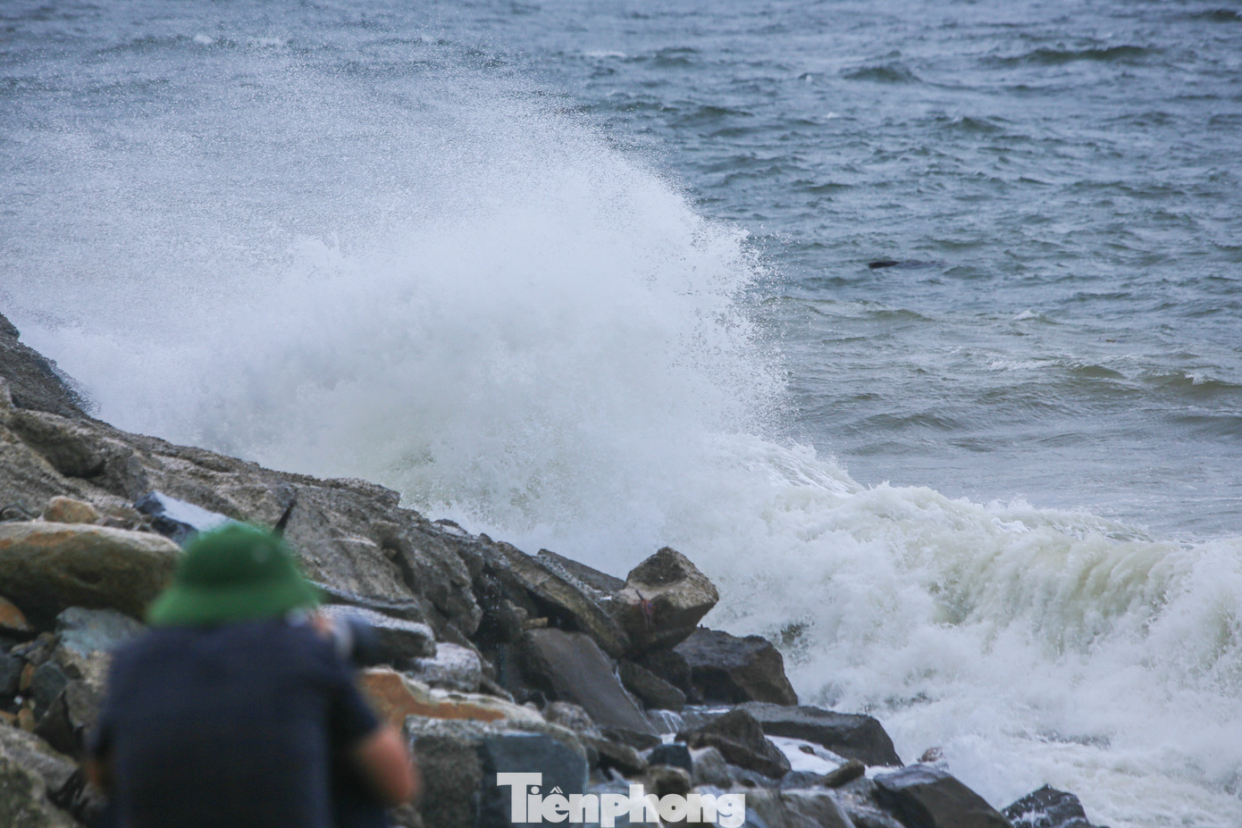 Sóng to, gió giật mạnh ở các bờ biển Hà Tĩnh. Ảnh: Phạm Trường.